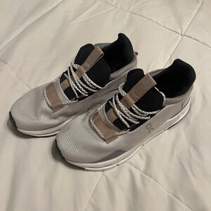 On cloud shoes size 39/8 women’s never been worn (too small)